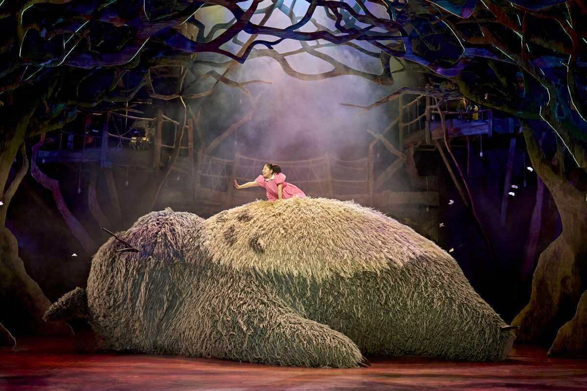 Mei på ryggen til Totoro i My Neighbour Totoro på Gillian Lynne Theatre